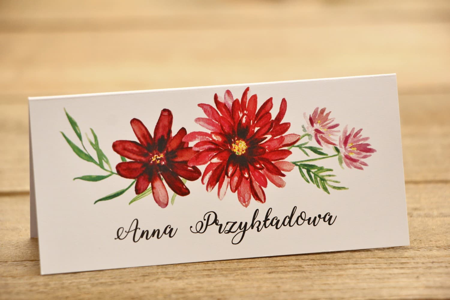 Winietki Ślubne Kalia nr 5 – Wizytówki na Stół z Motywem Czerwonych Dalii