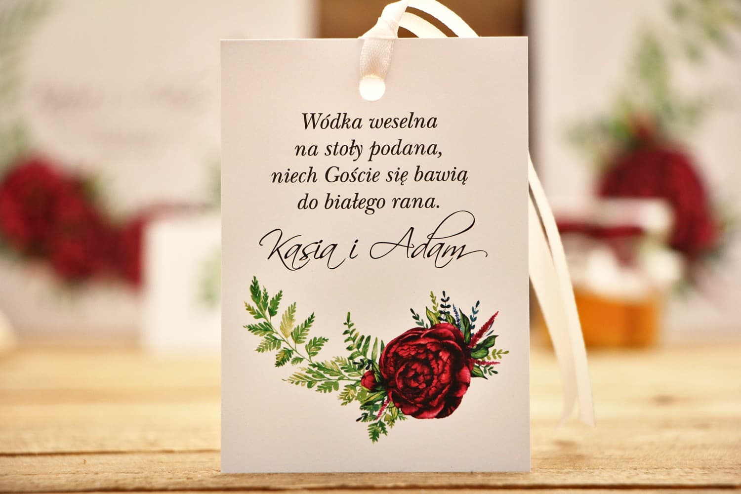 Zawieszki na Wódkę Weselną Bordowe Piwonie i Paproć | Personalizowane Przywieszki na Alkohol | Kalia nr 7