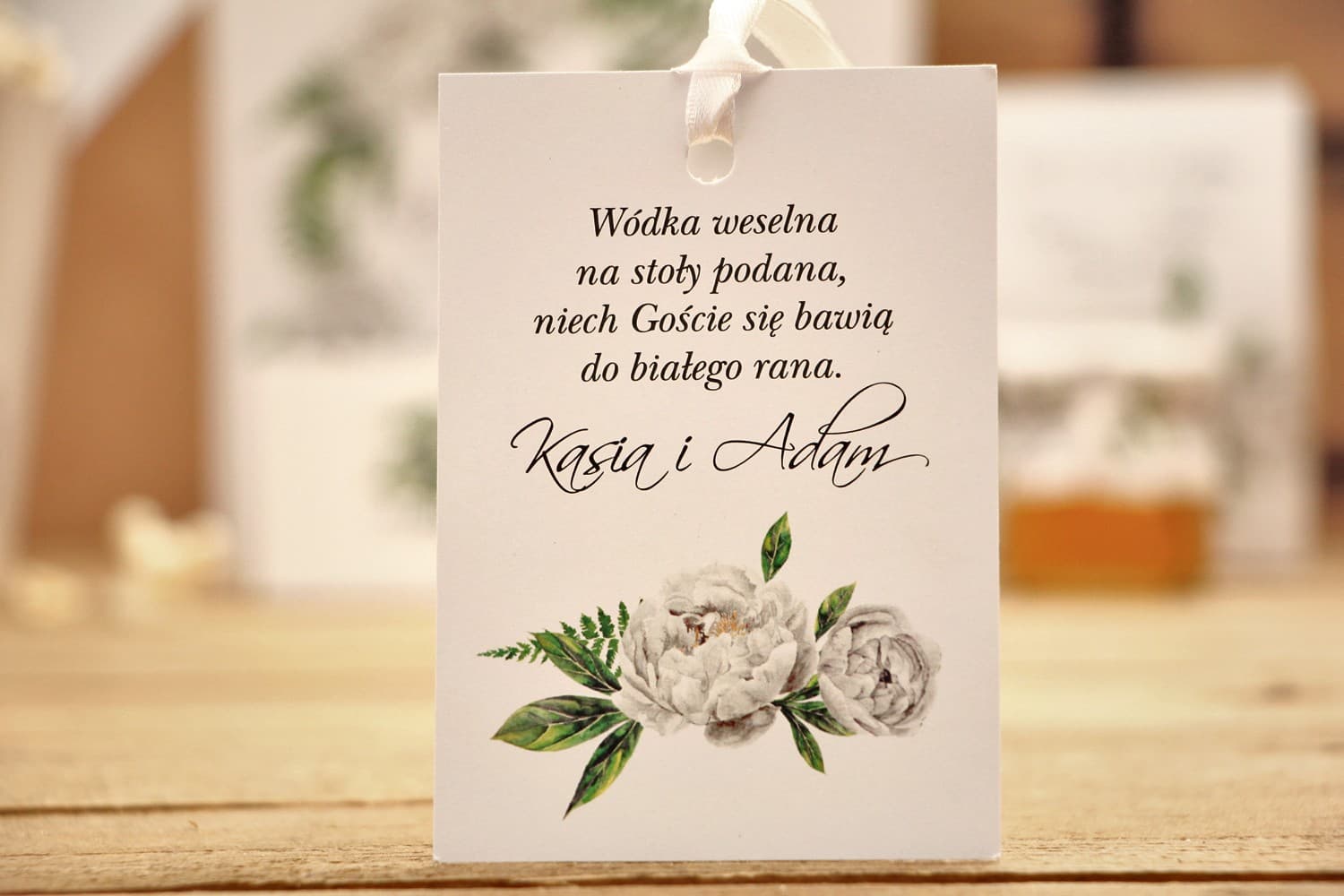 Eleganckie zawieszki na wódkę z piwoniami i paprocią | Zawieszki na alkohol weselny | Kalia nr 8