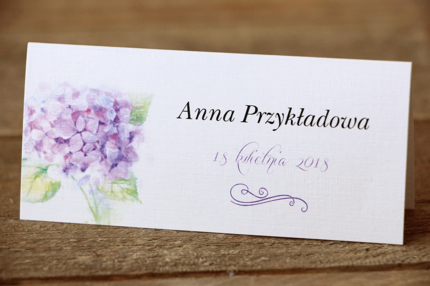 Winietki Ślubne Malowane Kwiaty nr 3 – Wizytówki na Stół z Motywem Fioletowej Hortensji