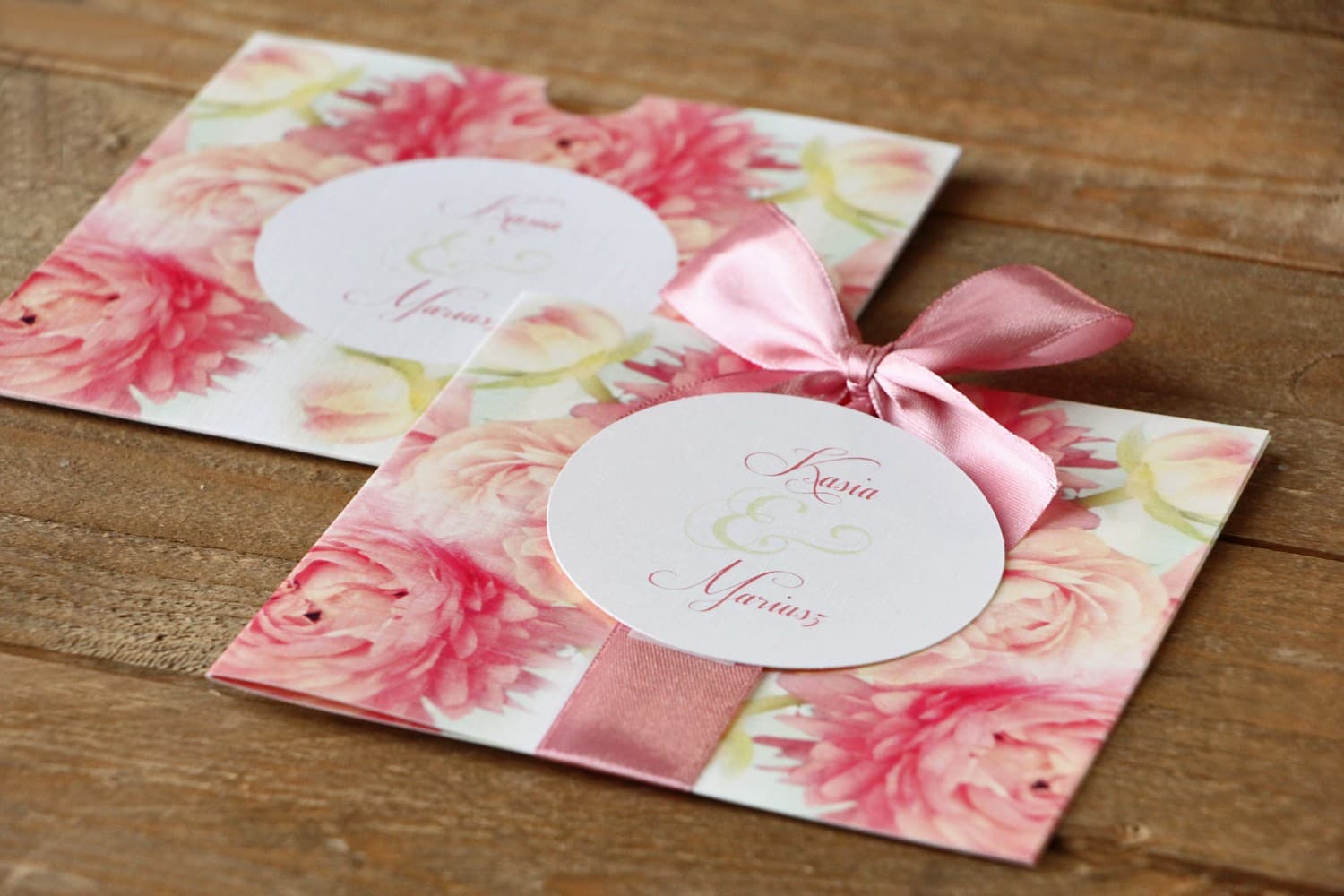 Zaproszenia ślubne z piwoniami na miętowym tle w eleganckim etui Malowane Kwiaty nr 9