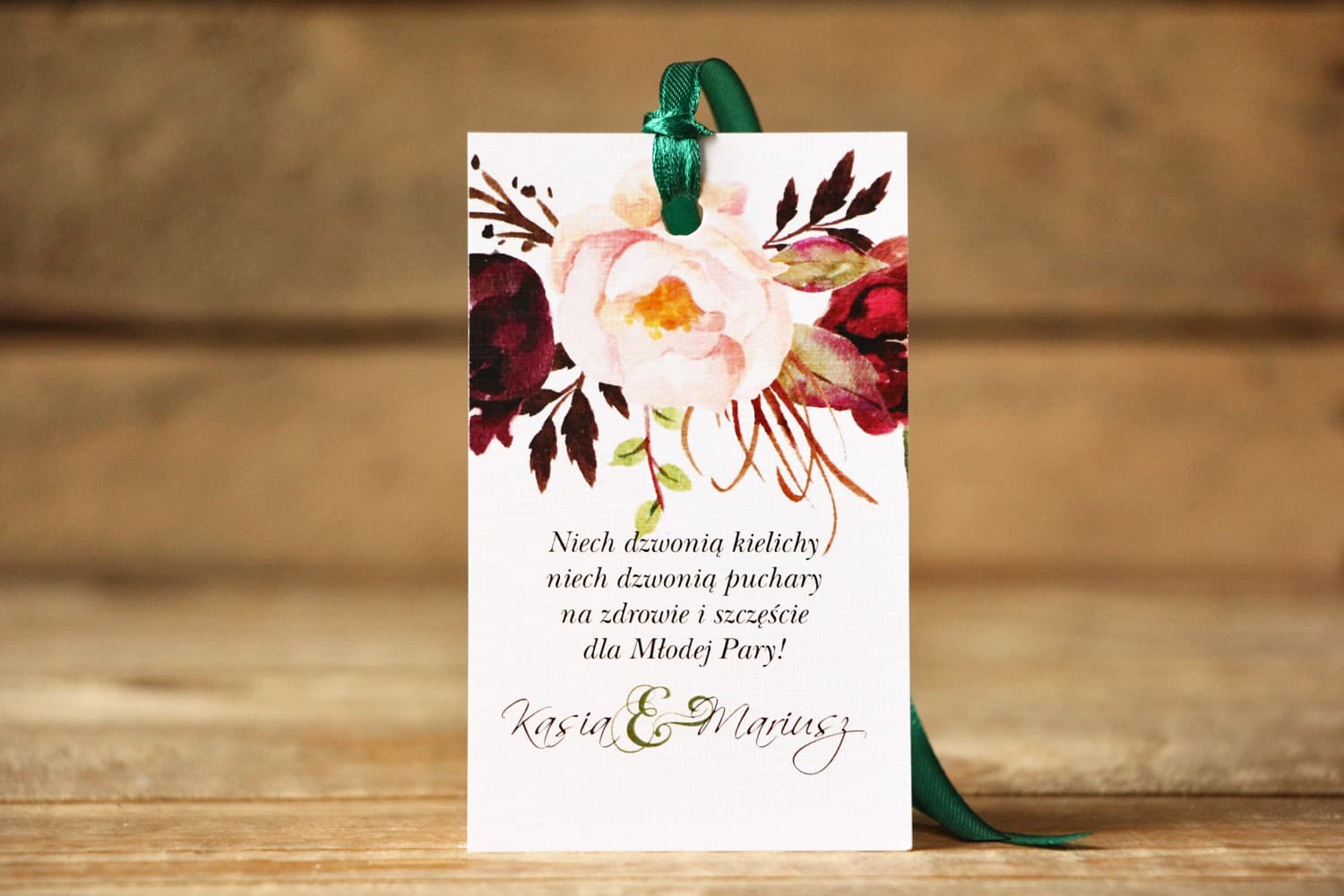 Zawieszki na wódkę weselną Piwonie | Etykiety na alkohol burgundowe | Malowane Kwiaty nr 29