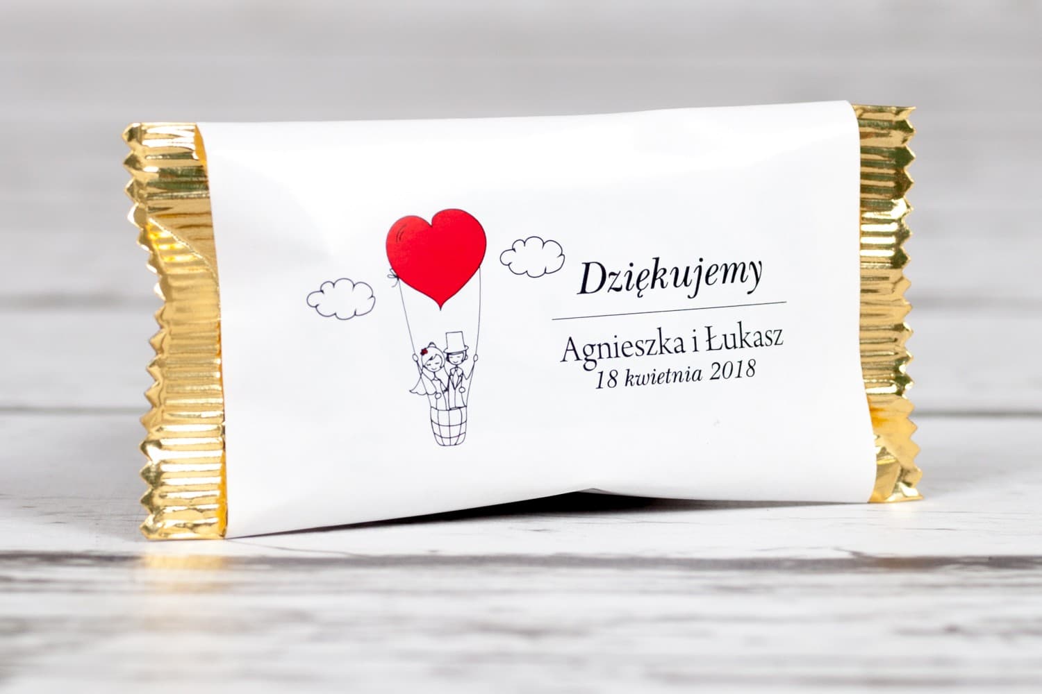 Czekoladki z grafiką balonu i parą młodą | Słodkie podziękowania dla gości weselnych | Bueno nr 1