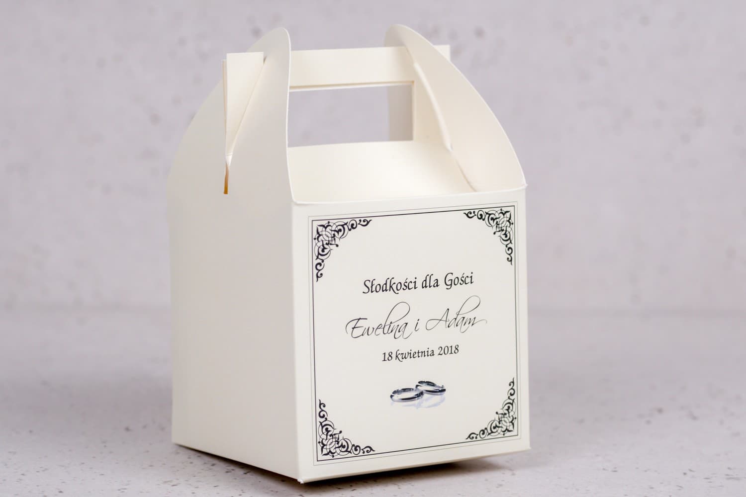 Pudełko na ciasto z uchwytem Ecru z obrączkami | Personalizowane opakowania na słodkości weselne | Arte nr 2