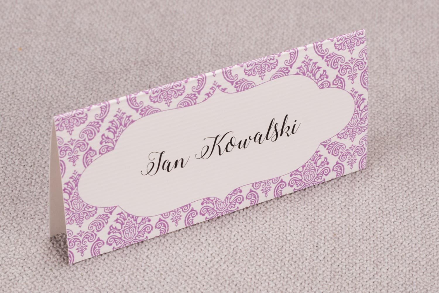 Winietki Ślubne Madras nr 4 – Wizytówki na Stół z Różowym Ornamentem