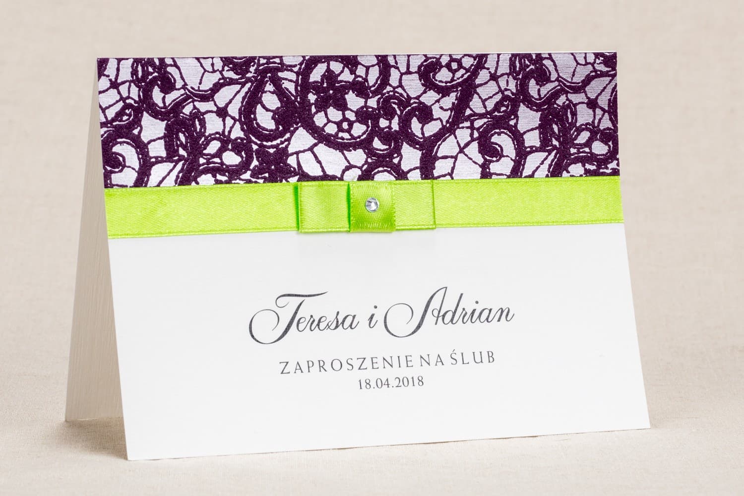 Zaproszenia ślubne z fioletową koronką i zieloną kokardką w klasycznym stylu Klaris nr 1