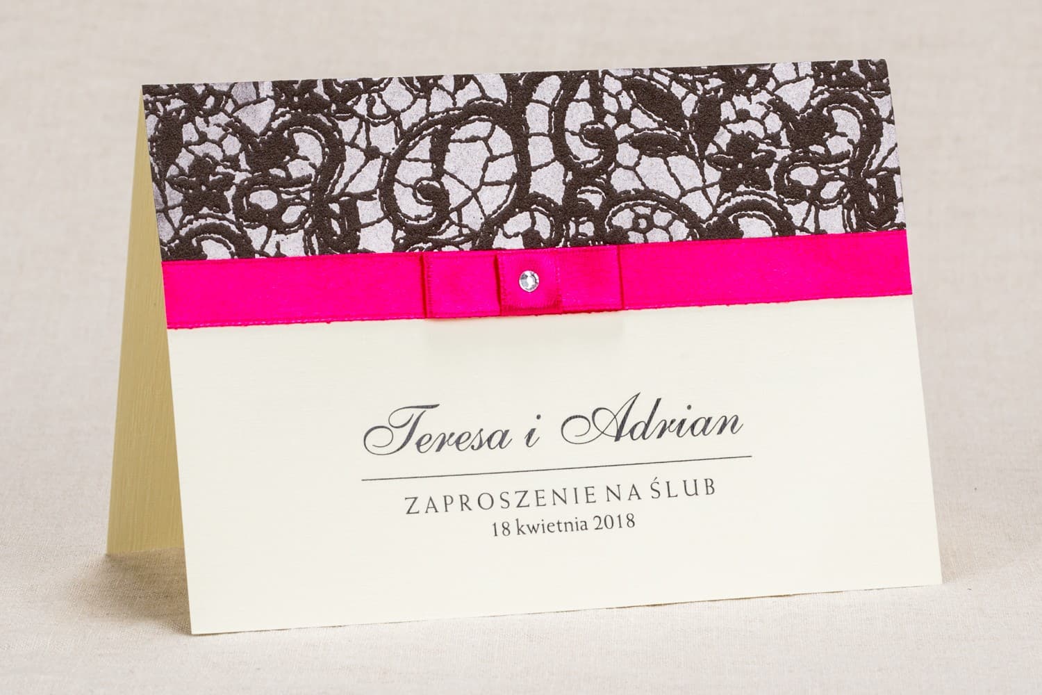 Zaproszenia ślubne klasyczne z brązową koronką i amarantową wstążką – Klaris nr 2