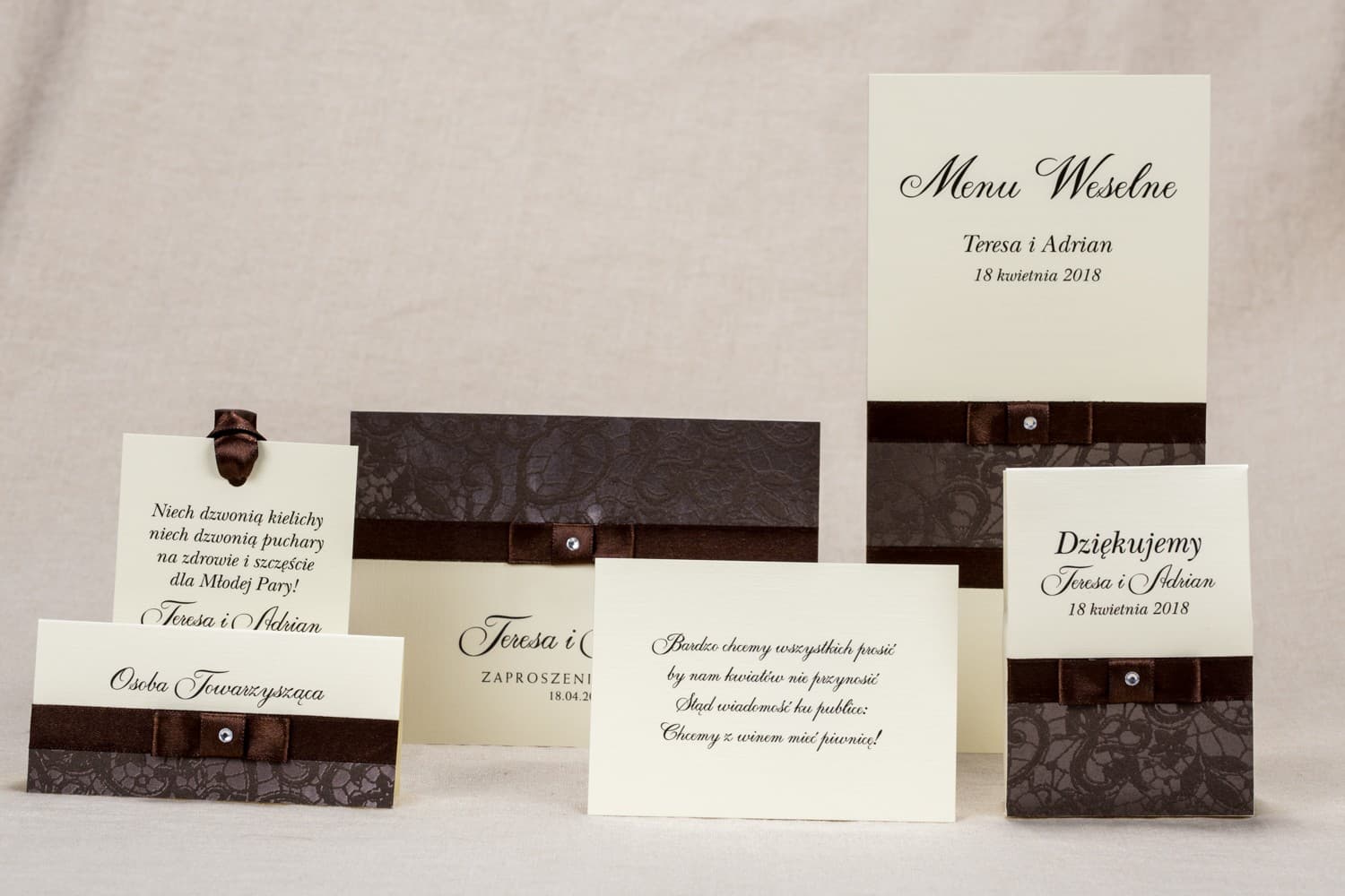 Zaproszenia ślubne klasyczne z brązową koronką i kokardką na papierze len – Klaris nr 6 - 3