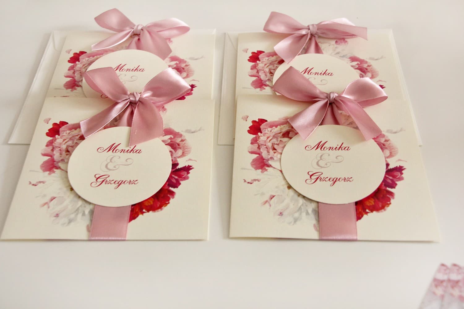 Zaproszenia ślubne z piwoniami w odcieniach amarantu i różu z tasiemką Akwarele nr 25