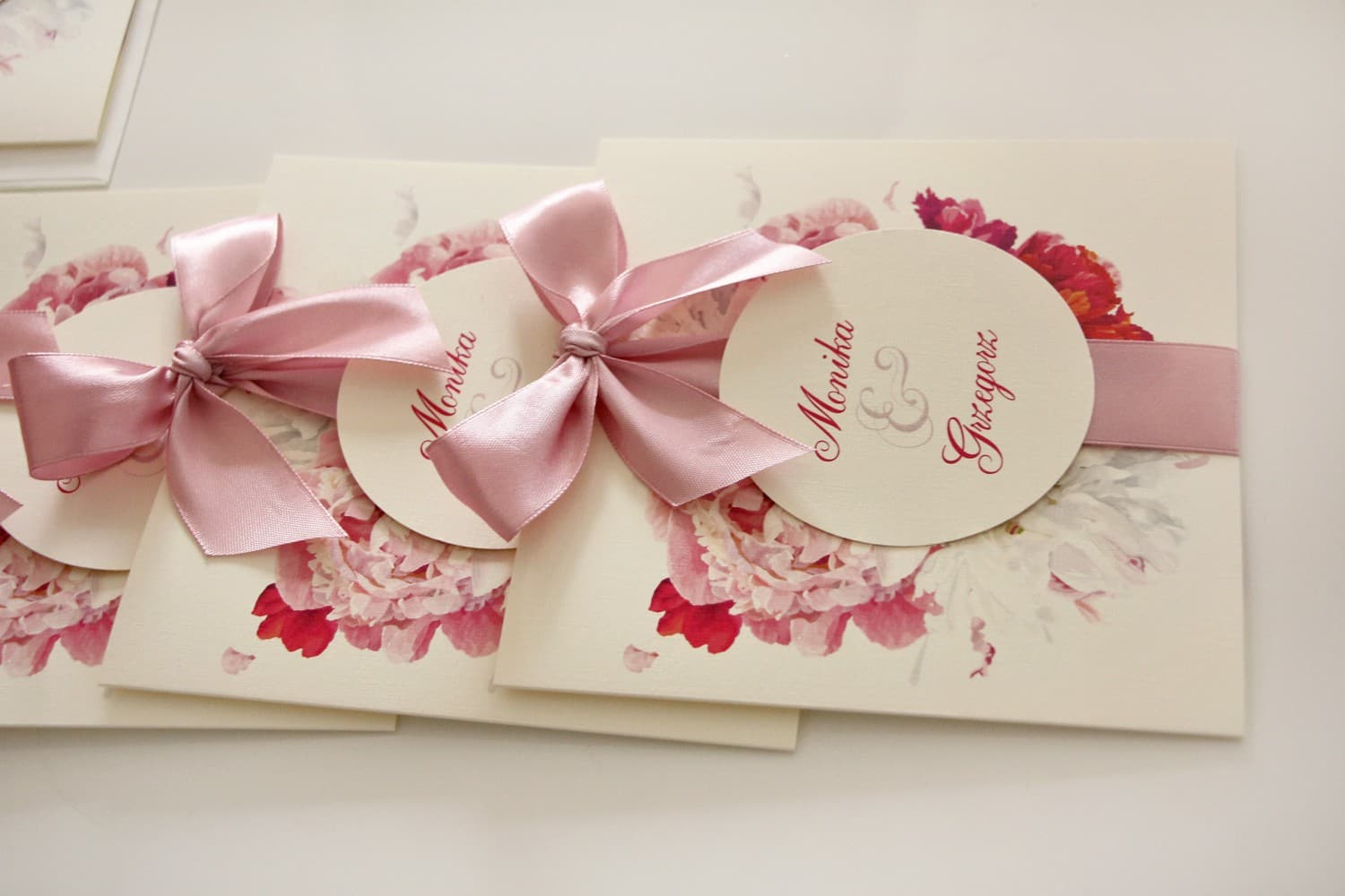 Zaproszenia ślubne z piwoniami w odcieniach amarantu i różu z tasiemką Akwarele nr 25 - 2