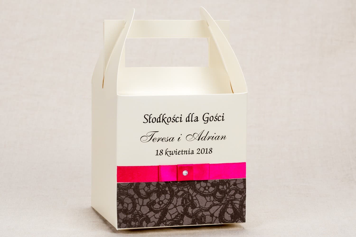 Pudełko na ciasto z rączką, brązowa koronka | Personalizowane opakowania dla gości weselnych | Klaris nr 2