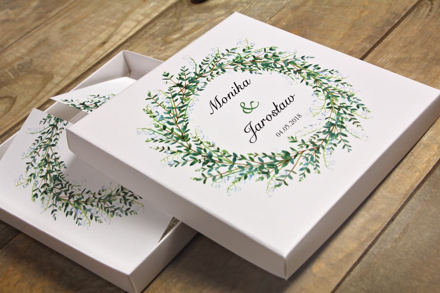 Zaproszenia ślubne w pudełku z konwaliami i pistacjową zielenią w stylu boho – Pistacjowe nr 25