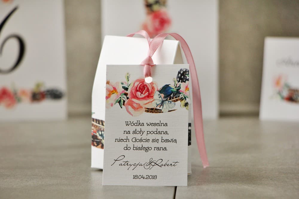 Zawieszki na Alkohol z Wiankiem Boho, Różami i Piórkami | Personalizowane Etykiety na Wódkę Weselną | Pistacjowe nr 16