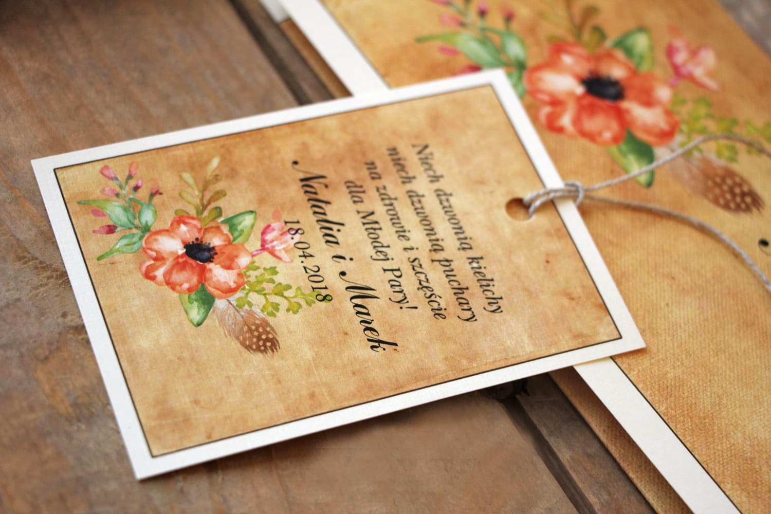 Rustykalne Zawieszki na Wódkę Weselną Kwiaty Boho | Personalizowane Etykiety na Alkohol | Karmelowe nr 4