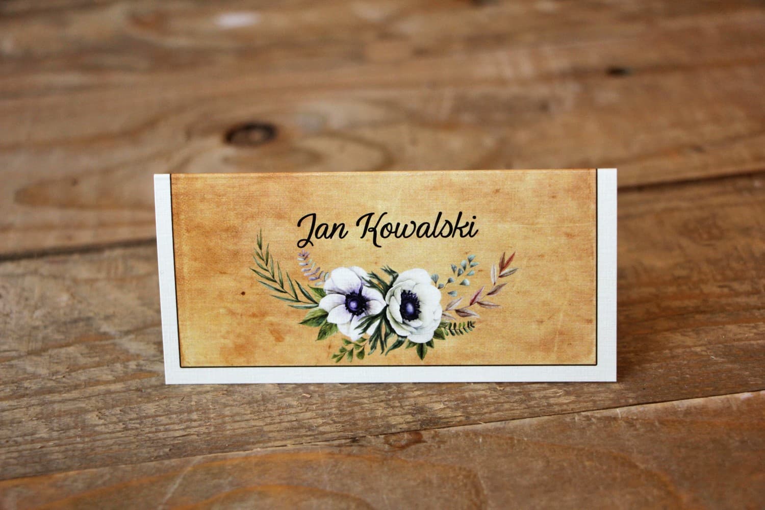 Winietki Ślubne Karmelowe nr 7 – Wizytówki na Stół z Motywem Białych Zawilców