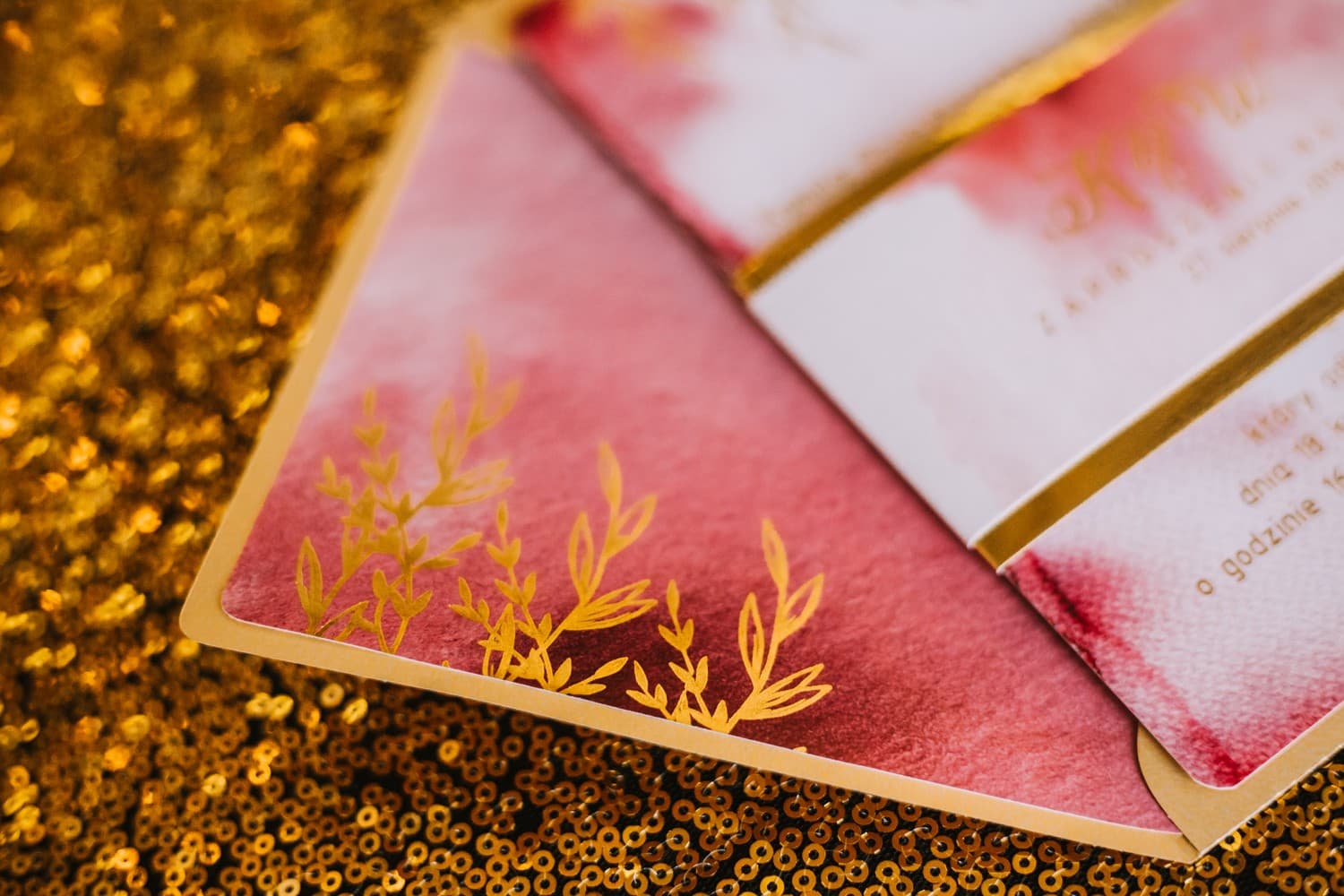 Zaproszenia ślubne glamour bordowe ze złoceniem i lustrzaną owijką – Kamira nr 1 - 3