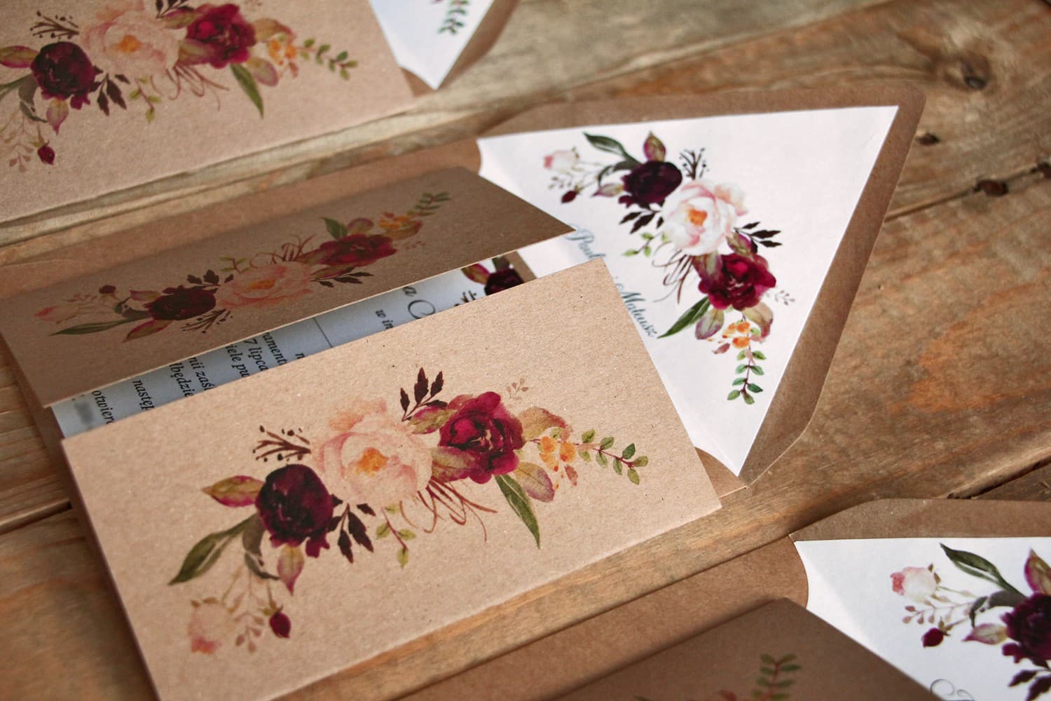 Zaproszenia ślubne burgundowe z piwoniami w stylu eko – Owoce Leśne nr 9