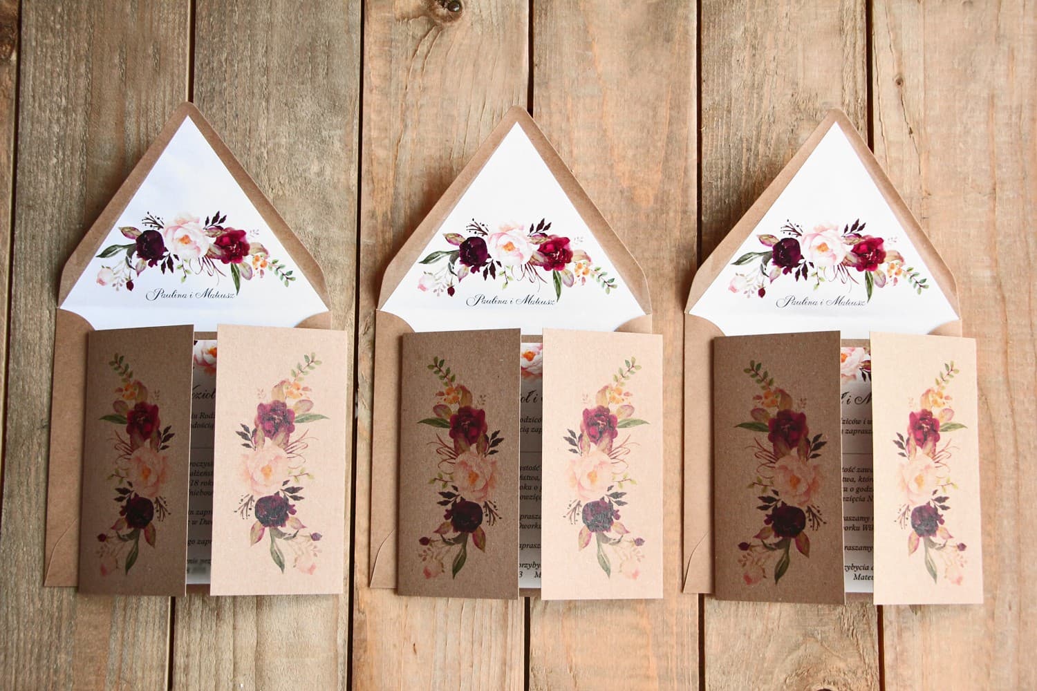 Zaproszenia ślubne burgundowe z piwoniami w stylu eko – Owoce Leśne nr 9 - 2