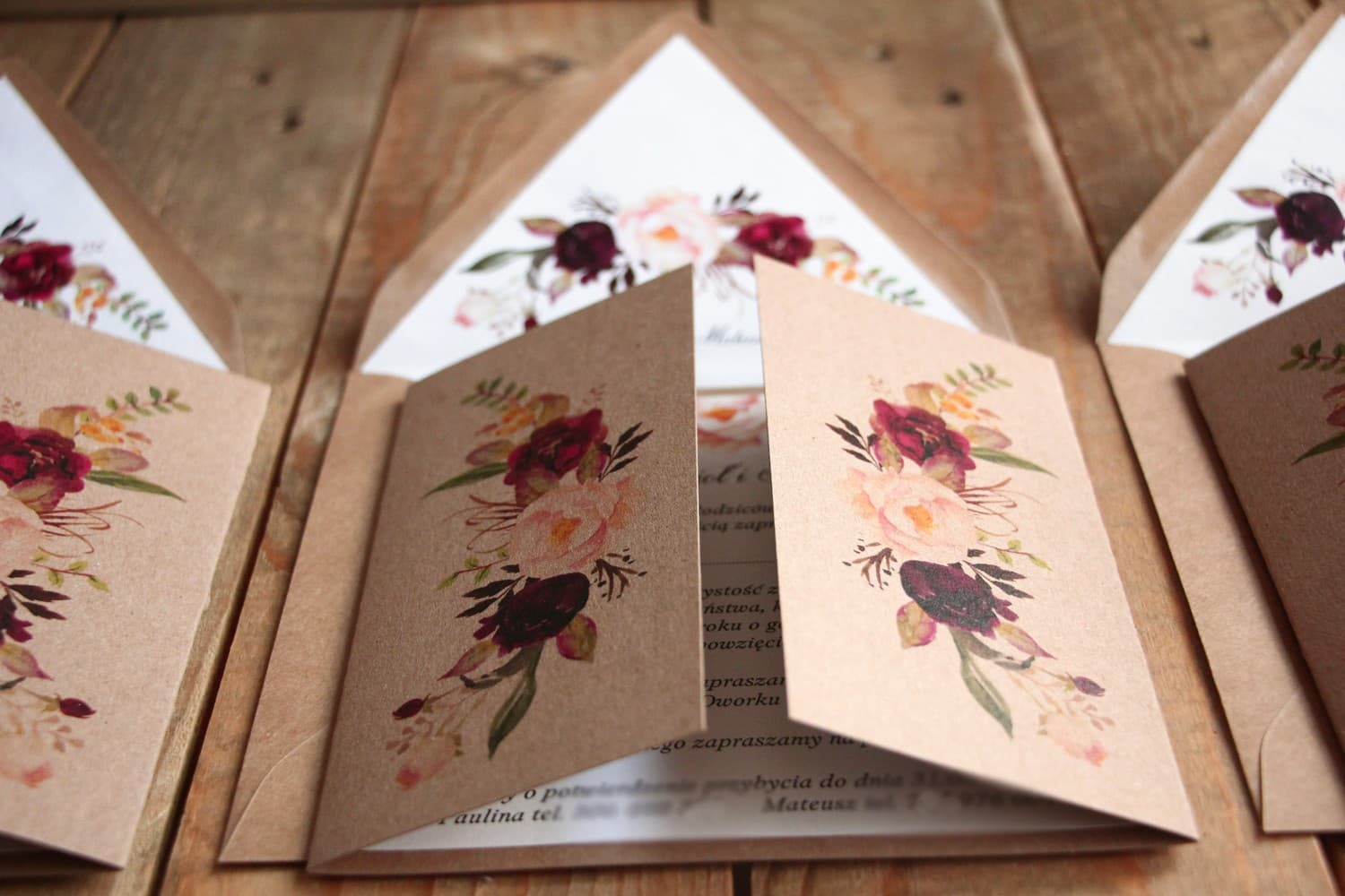 Zaproszenia ślubne burgundowe z piwoniami w stylu eko – Owoce Leśne nr 9 - 3