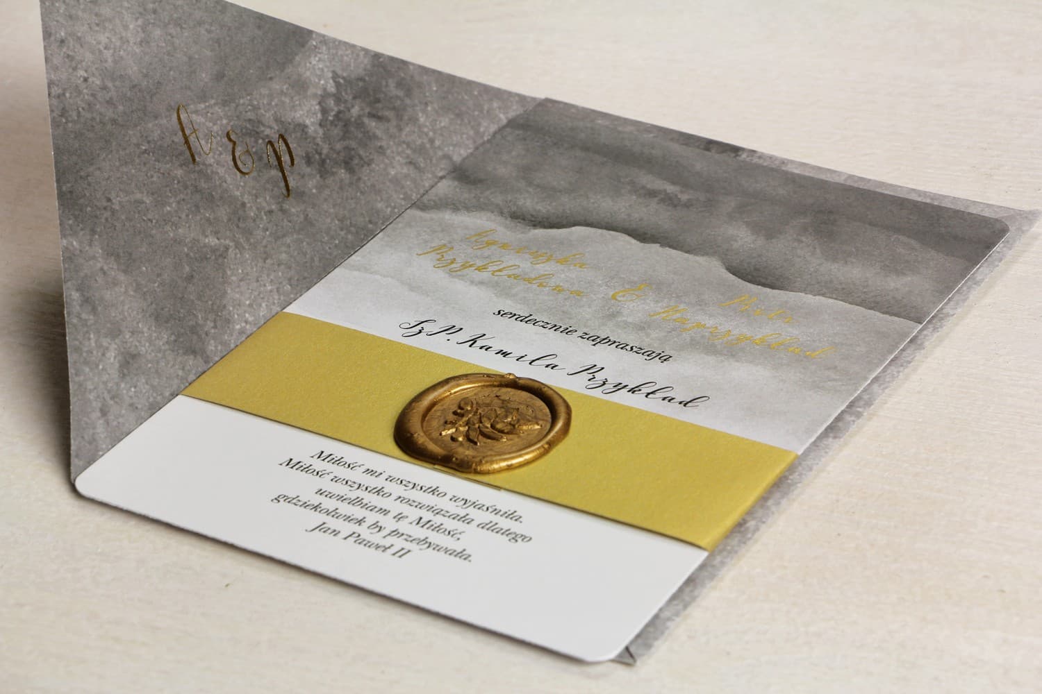 Zaproszenia ślubne szare w stylu glamour ze złoceniem i lakiem Delfina nr 6