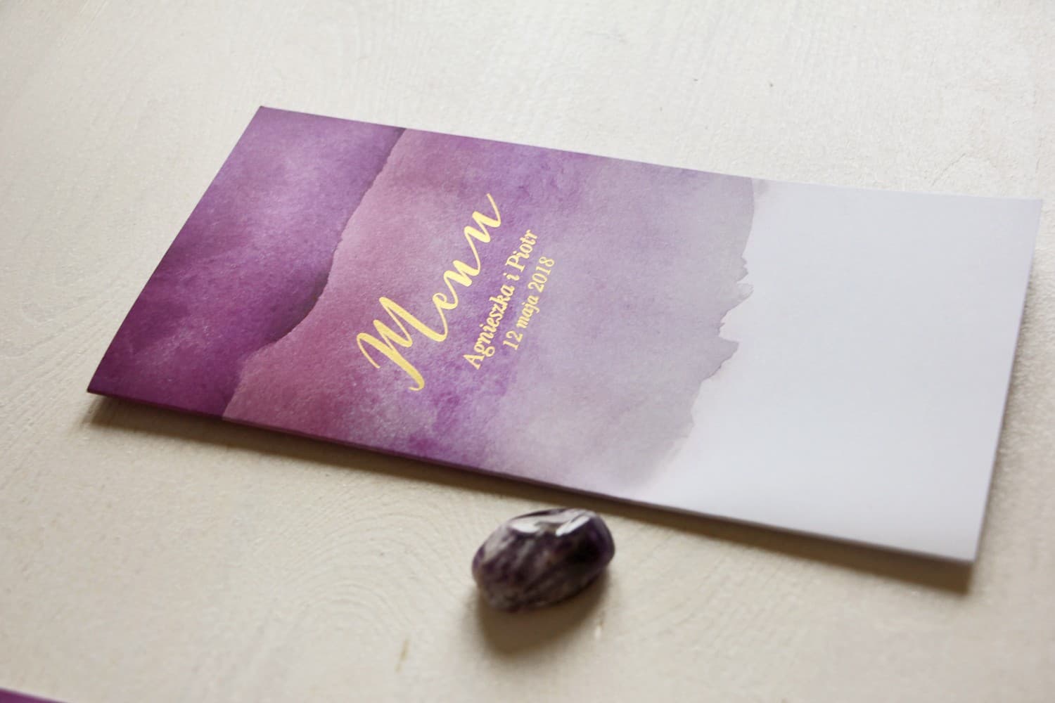 Nowoczesne Menu Weselne Fioletowe Akwarele Złocony Napis | Elegancka Karta Menu na Stół | Delfina nr 2
