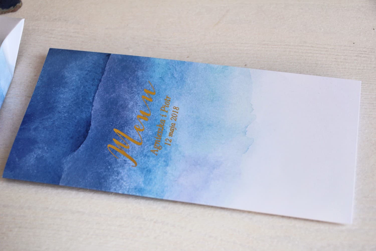 Eleganckie Menu Weselne Złocone Niebieskie Akwarele | Karta Dań na Stół | Delfina Nr 3