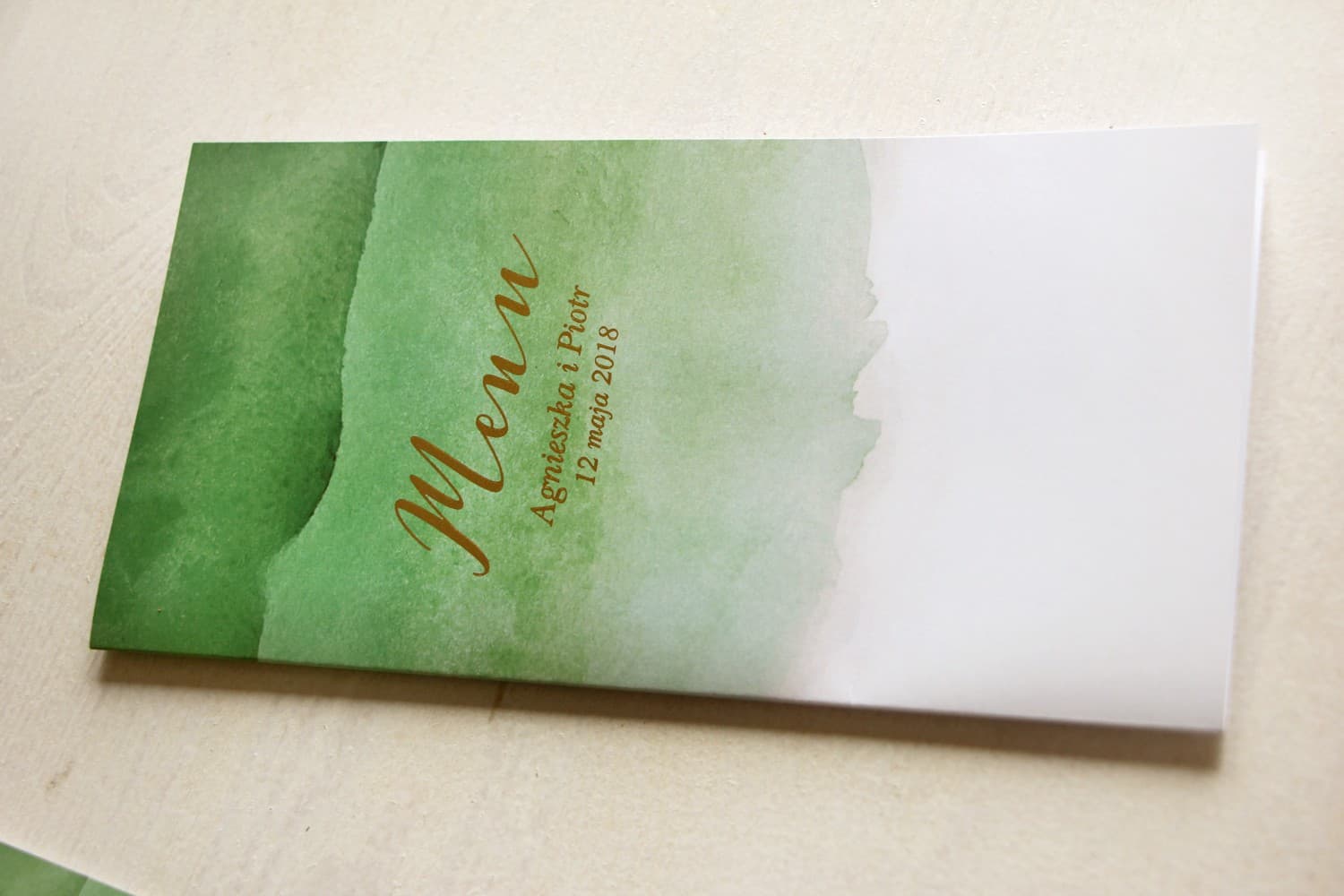 Eleganckie Menu Weselne Złocone z Zielonym Akwarelowym Tłem | Karta Dań na Wesele | Delfina nr 4