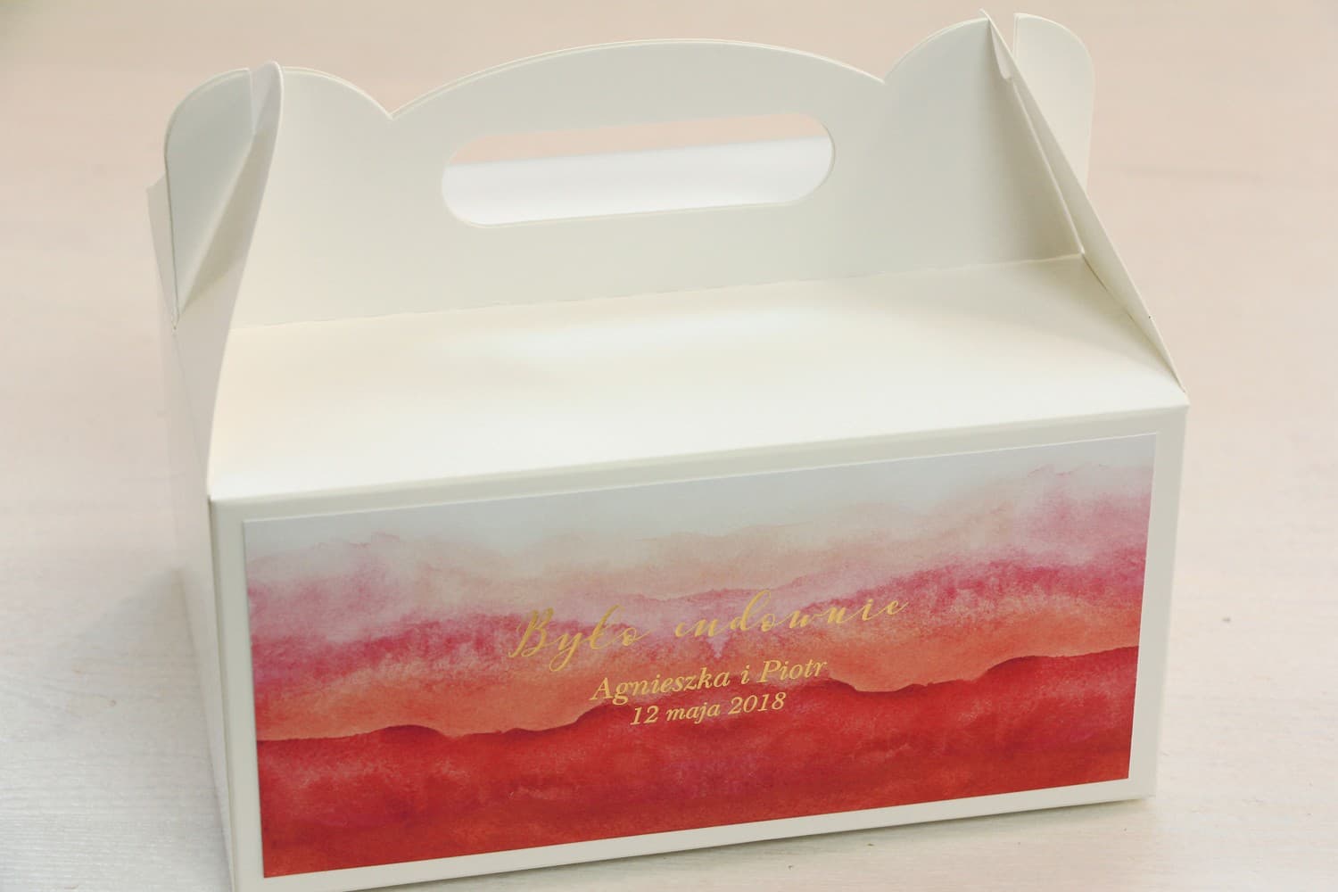 Eleganckie Pudełko na Ciasto Weselne Czerwone | Złocone Opakowania dla Gości Akwarela | Delfina nr 1