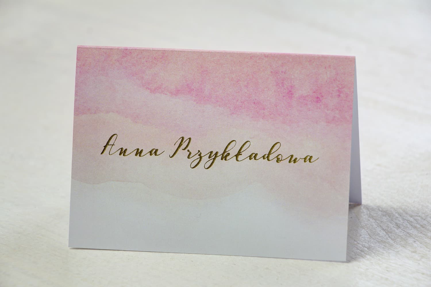 Winietki Ślubne Delfina nr 5 – Złocone Wizytówki na Stół z Różową Akwarelą