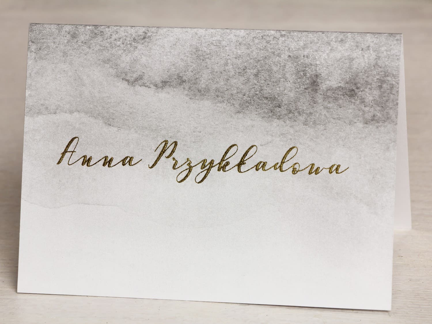 Winietki Ślubne Delfina nr 6 – Wizytówki na Stół w Stylu Glamour z Szarą Akwarelą