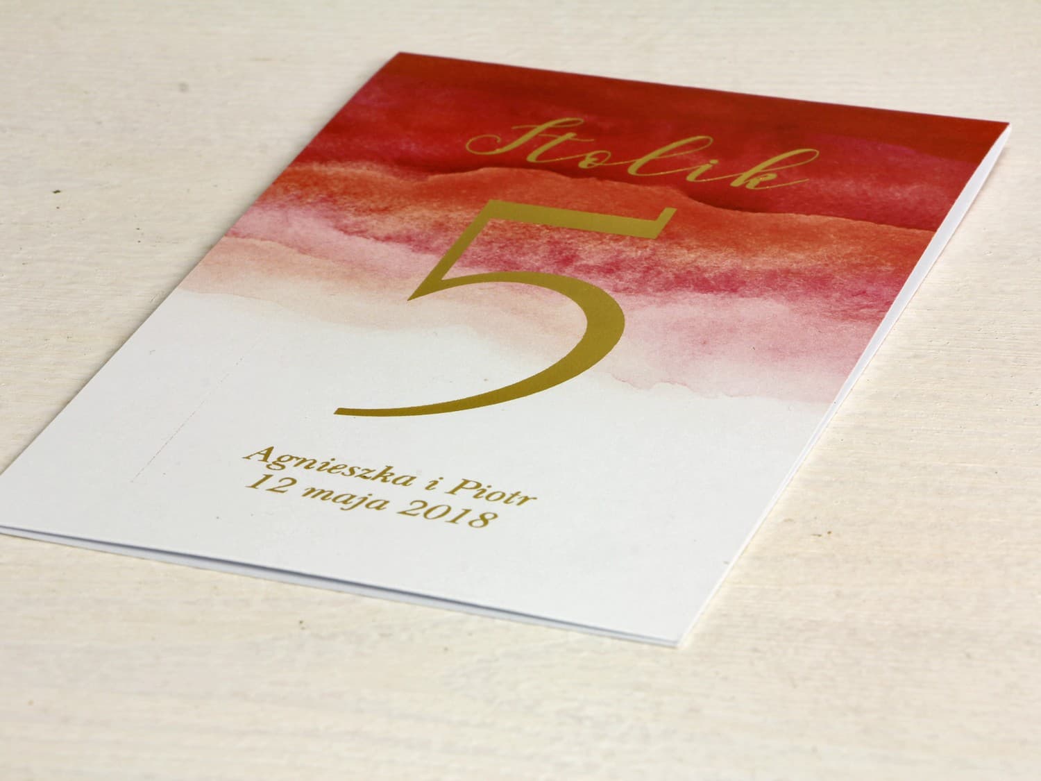 Eleganckie złocone numery na stół z czerwoną akwarelą | Numerki na stół weselny | Delfina nr 1