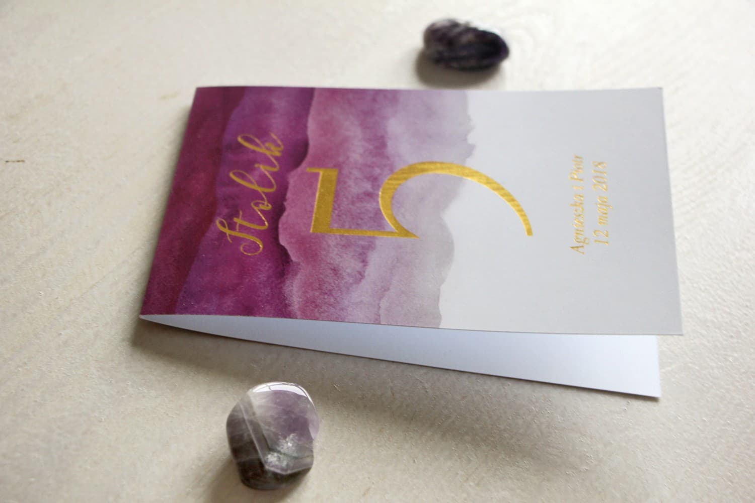 Fioletowe Numery na Stół Akwarelowe Złocone | Numerki na Stół Weselny Glamour | Delfina nr 2