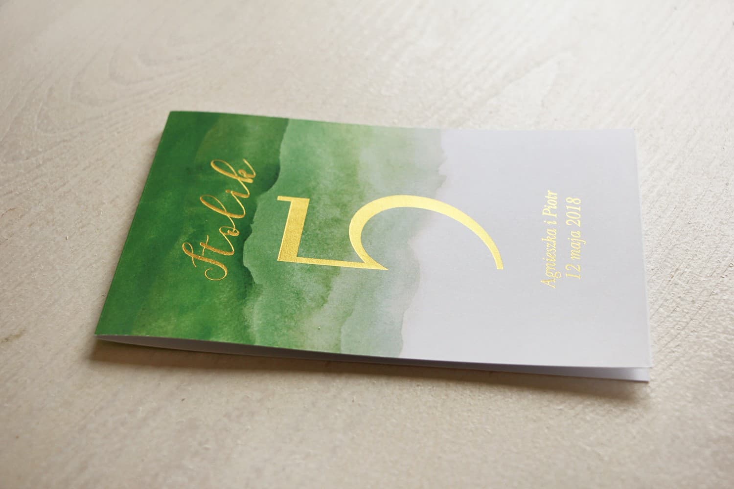 Złocone Numery na Stół Weselny Akwarela | Zielone Oznaczenia Stołów Glamour | Delfina nr 4