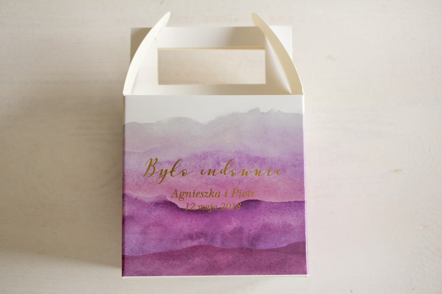 Fioletowe pudełka na ciasto weselne z personalizacją i złoceniem | Eleganckie opakowania dla gości | Delfina nr 2