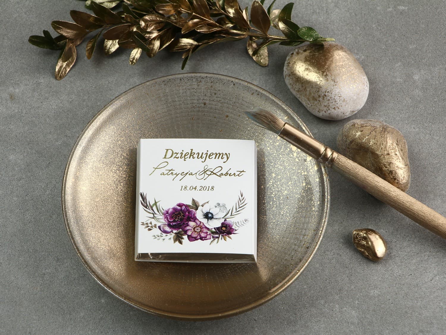 Eleganckie czekoladki z białymi anemonami i złoceniem | Podziękowania dla Gości Weselnych | Cykade nr 1