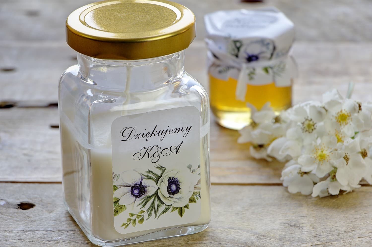 Świeczka Sojowa Kalia nr 3 – Podziękowanie dla Gości z Motywem Białych Anemonów