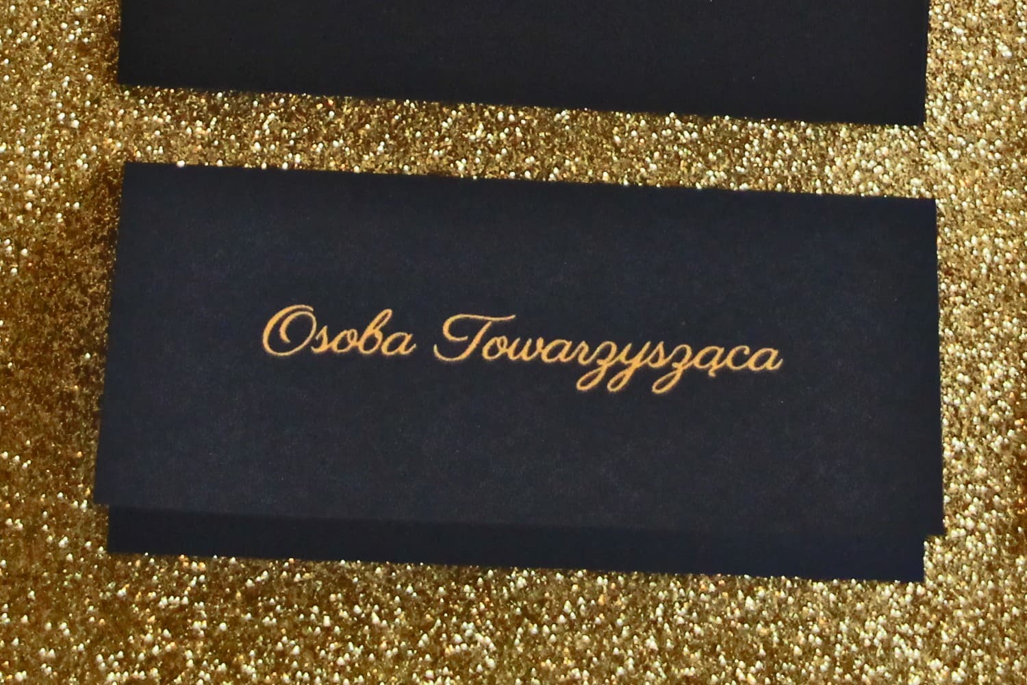 Winietki Ślubne Glamour nr 1 – Granatowe Wizytówki na Stół ze Złoconym Tekstem