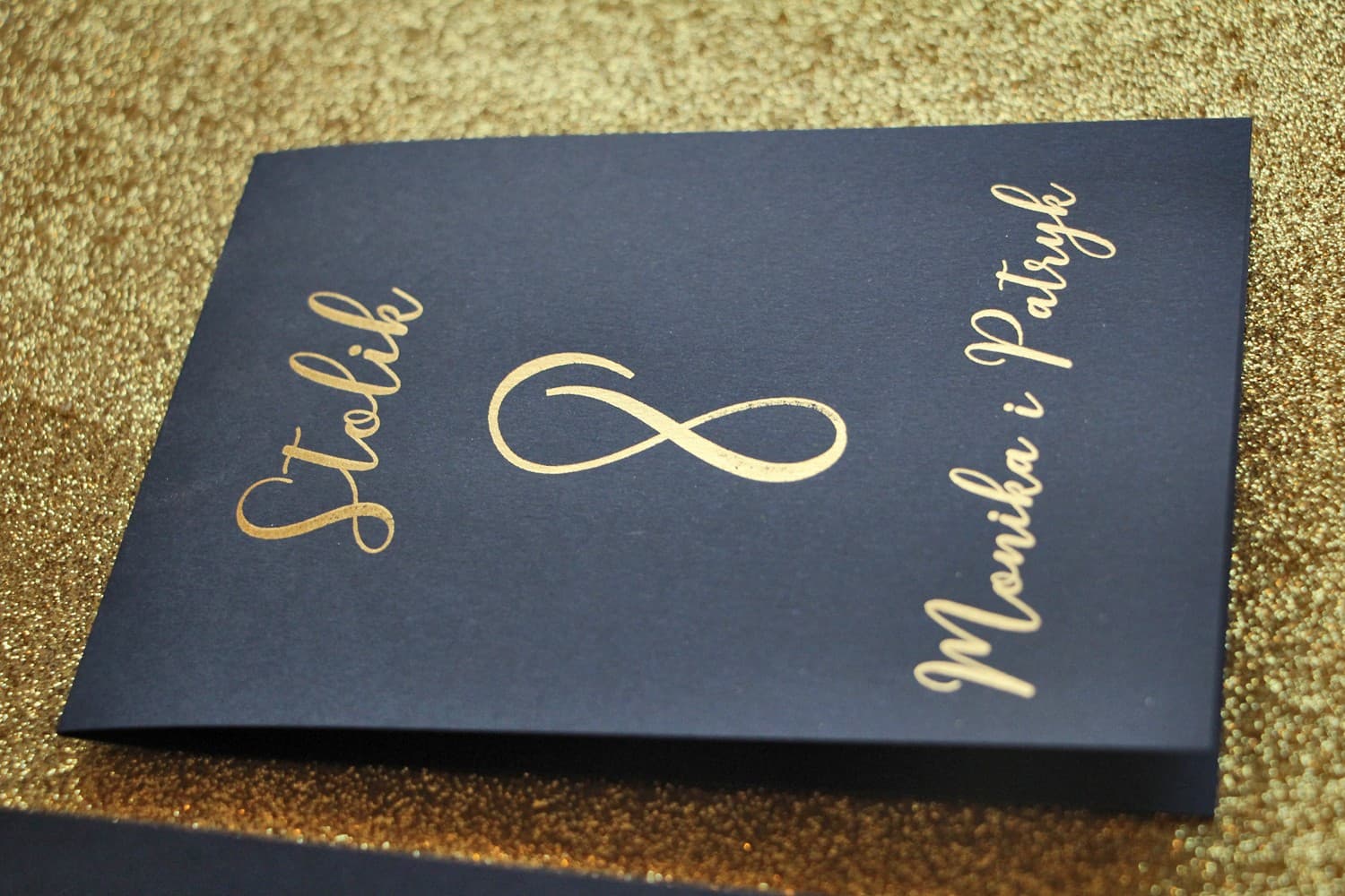 Granatowe Numery na Stół Weselny Złocone | Eleganckie Numerki na Stół Glamour | Glamour nr 1