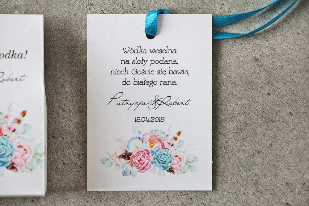 Zawieszki na Alkohol Weselny Boho z Piwoniami i Piórkami | Personalizowane Zawieszki na Wódkę Weselną | Pistacjowe nr 24