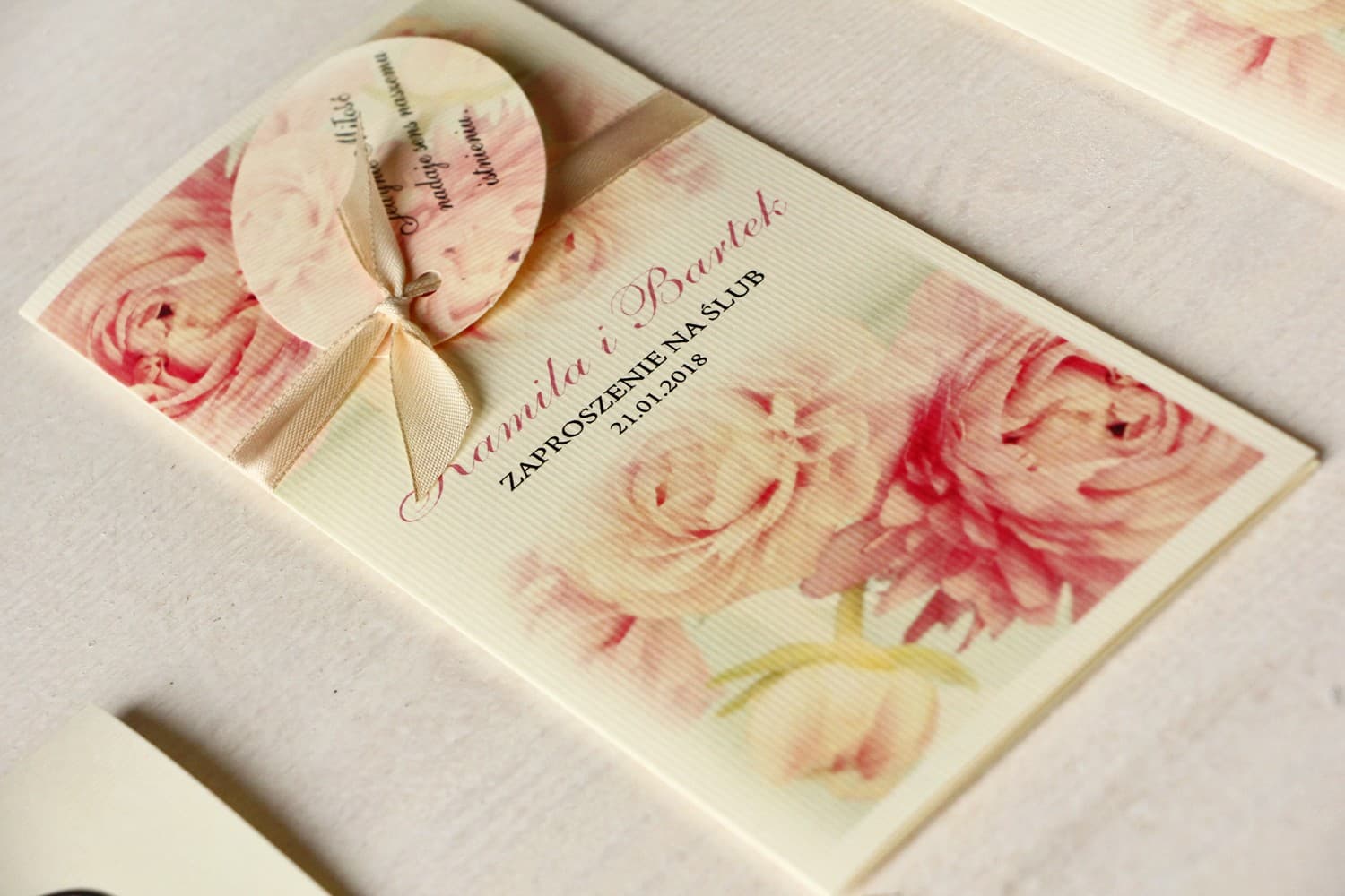 Zaproszenia ślubne z piwonią na kremowym papierze z przywieszką – Magnet nr 3 - 2