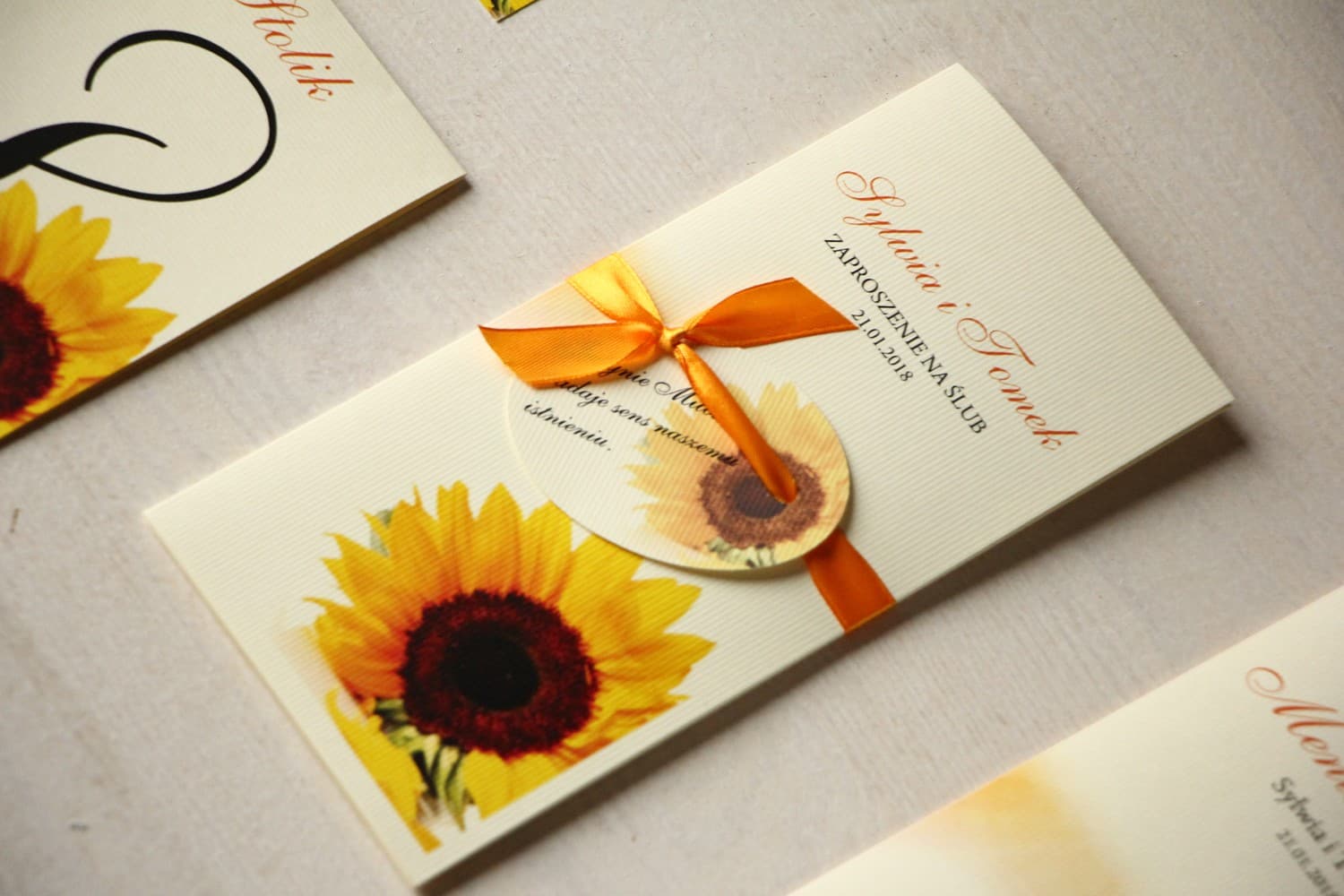 Zaproszenia ślubne ze słonecznikami i przywieszką w stylu rustykalnym Magnet nr 7 - 2
