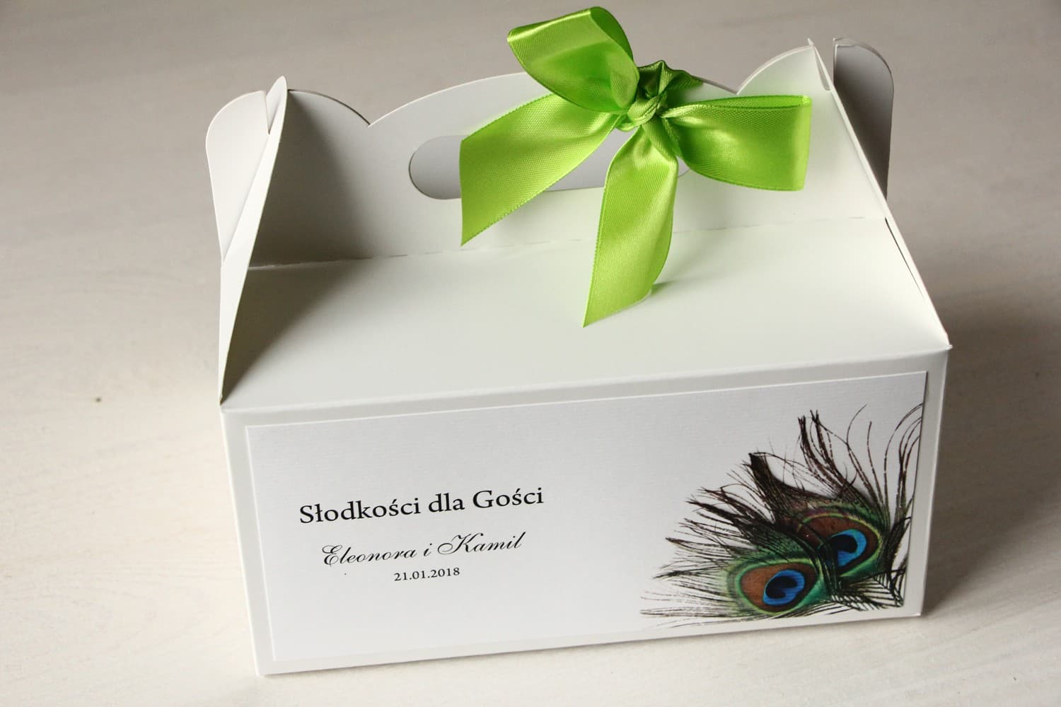 Pudełko na ciasto weselne z piórem pawia, eleganckie opakowanie dla gości | Personalizowane podziękowania | Magnet nr 1