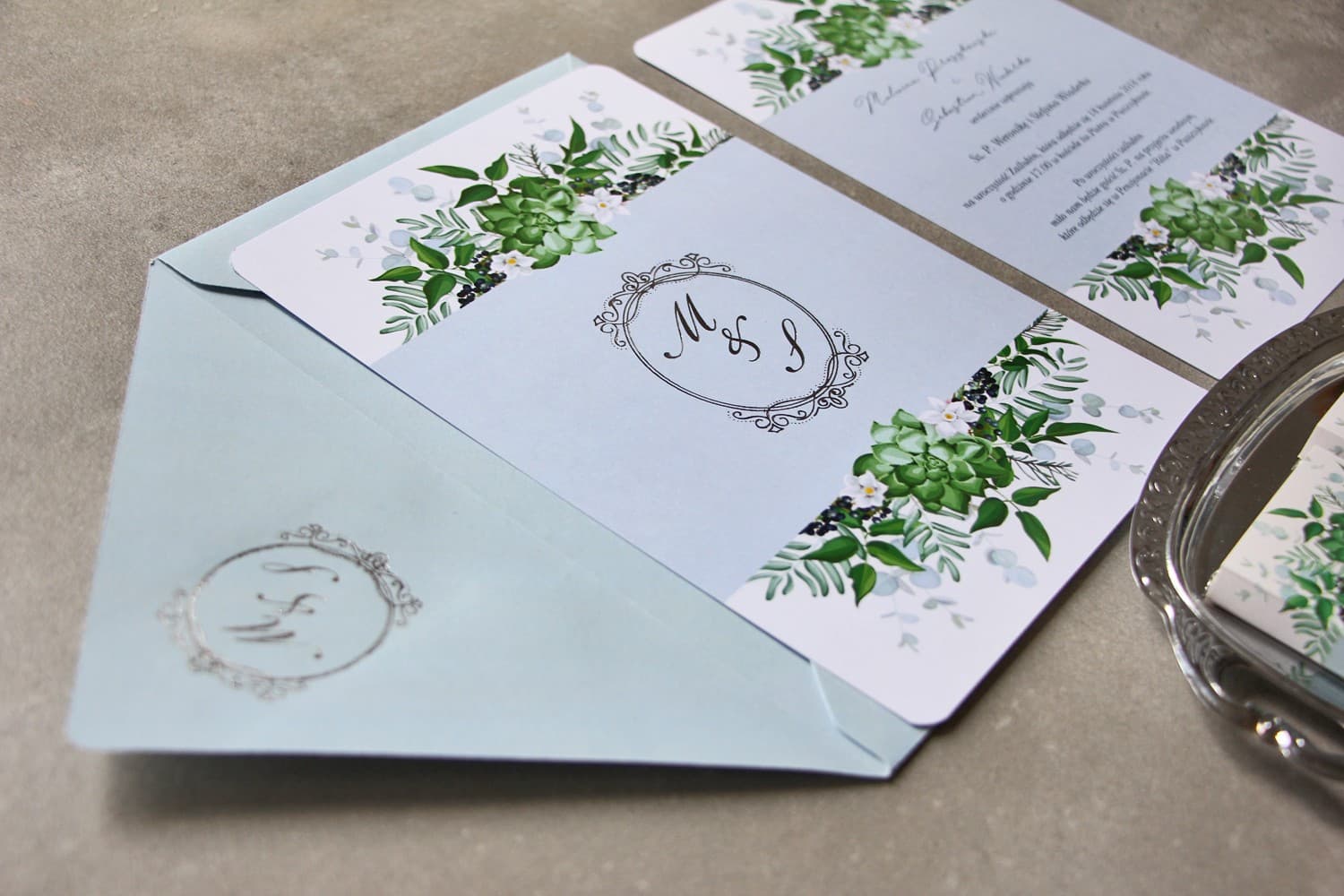 Zaproszenia ślubne niebieskie z eukaliptusem i delikatnym srebrzeniem – Sorento nr 17