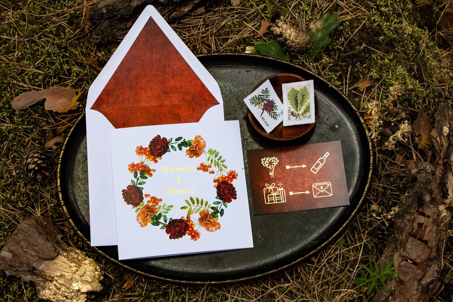 Zaproszenia ślubne złocone z pomarańczowymi goździkami i jarzębiną – Orini nr 2