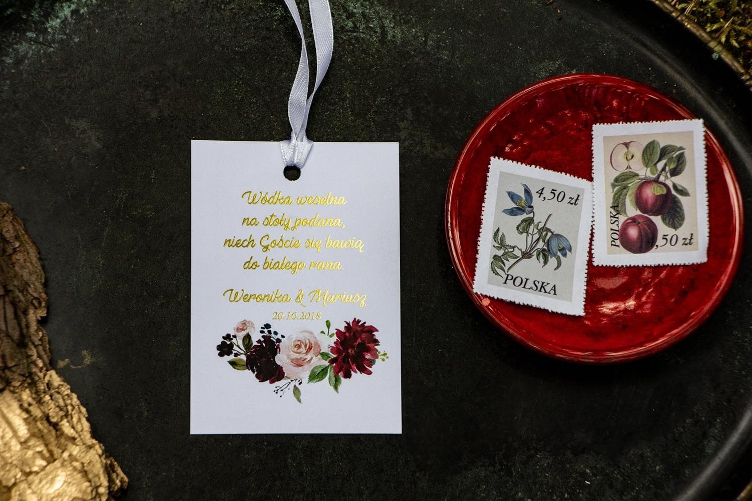 Złocone Zawieszki na Alkohol z Piwoniami | Eleganckie Etykiety na Wódkę Weselną | Orini nr 1