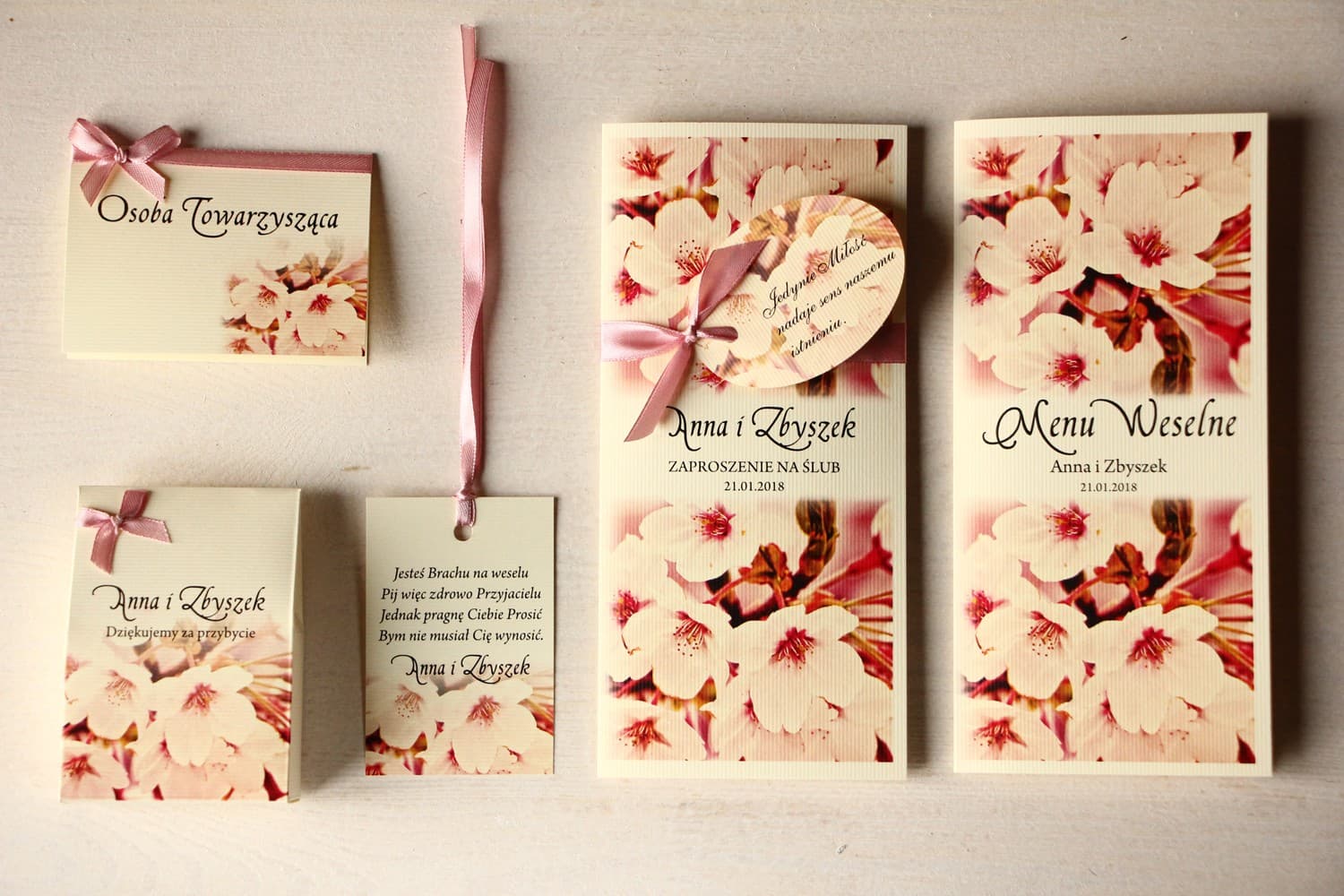 Zaproszenia ślubne w różowe kwiaty wiśni z przywieszką – Magnet 9 - 3