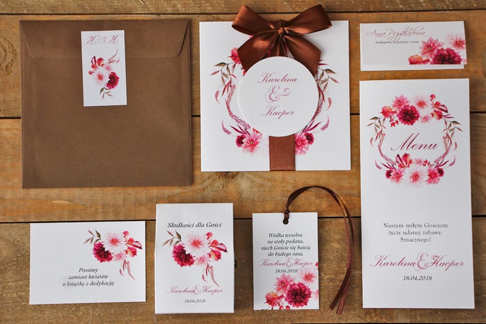 Zaproszenia ślubne z tasiemką na papierze lnianym w jesienne dalie bordo – Akwarele nr 2