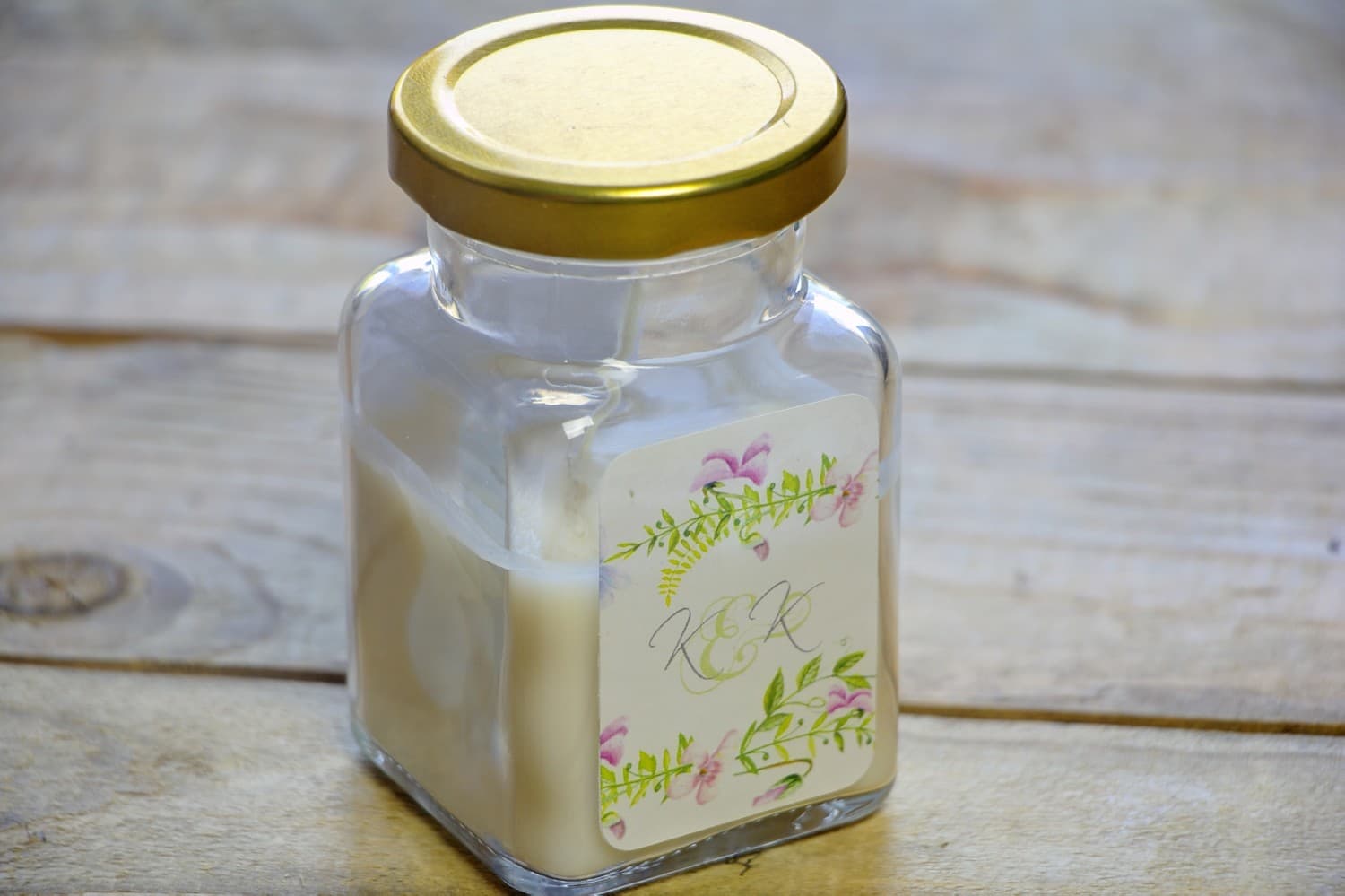 Naturalna Świeca Zapachowa Akwarele nr 4 – Podziękowanie dla Gości z Motywem Pastelowych Fiołków