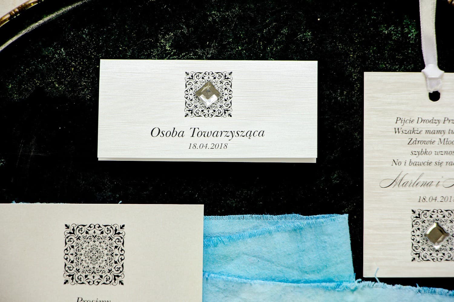 Winietki Ślubne Brenet nr 1 – Perłowe Wizytówki na Stół z Ozdobną Cyrkonią