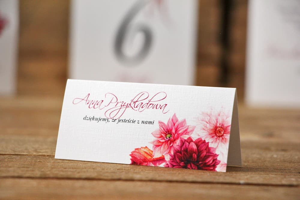 Winietki Ślubne Akwarele nr 2 – Bordowe Wizytówki na Stół z Motywem Dalii